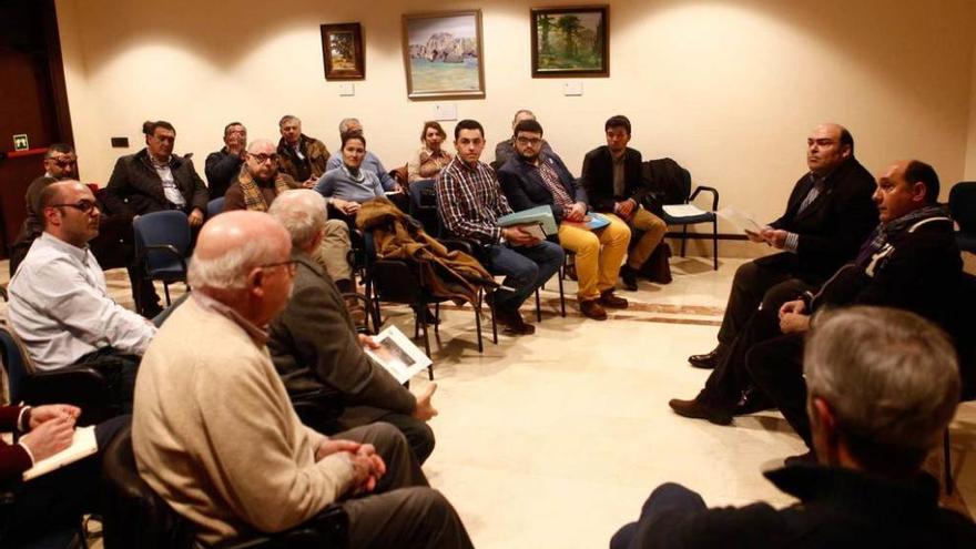 A la derecha, Agustín Iglesias Caunedo e Ignacio Sal del Río, durante el encuentro de ayer en el Auditorio.