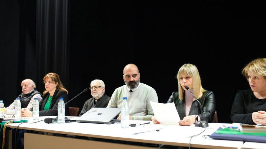 Pablo Alonso preside su primera asamblea como presidente de la Cofradía de la Esperanza.