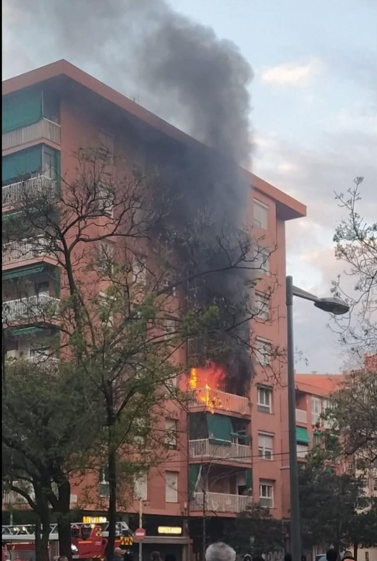 Incendio en un piso de Sant Martí, que ha provocado una columna de humo esta mañana, en Barcelona.