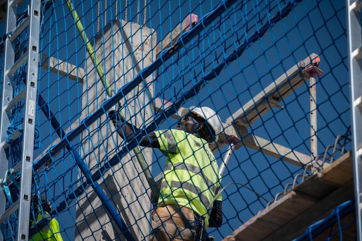 Obrero de la construcción trabajando Obrero de la construcción trabajando