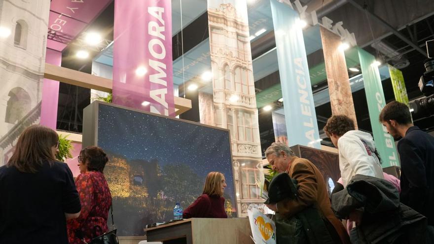 Visitantes a la feria se interesan por los catálogos promocionales sobre Zamora.