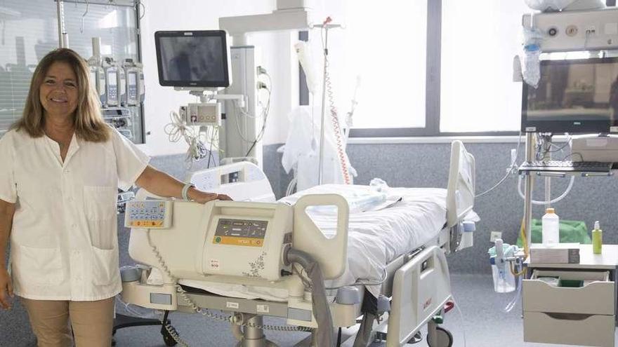 La doctora Dolores Escudero, en uno de los boxes de la UCI del Hospital Central de Asturias (HUCA).