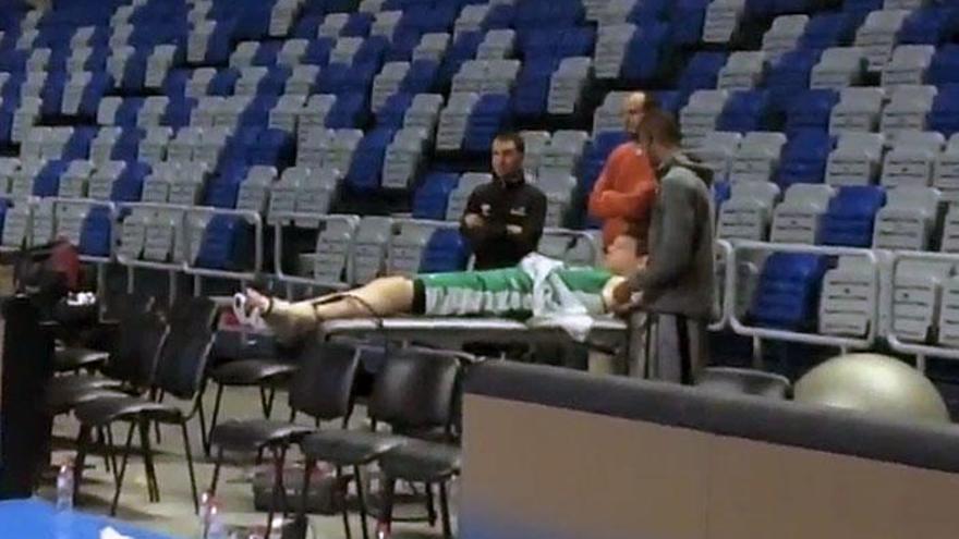 Jack Cooley, en una camilla, ayer en el entrenamiento de Unicaja.