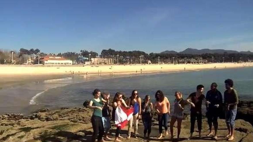 Una de las escenas rodada en Samil, con la bandera de Vigo.