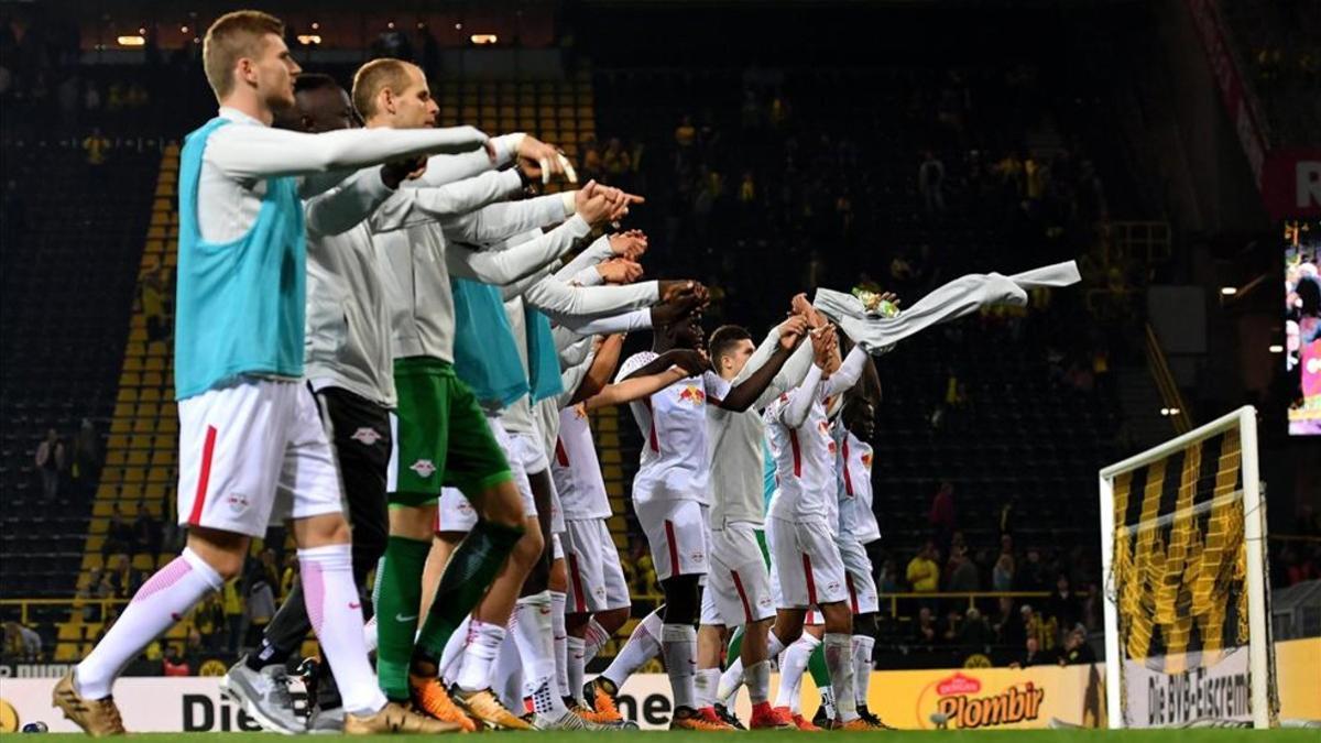 El Leipzig celebró por todo lo alto su victoria ante el Dortmund