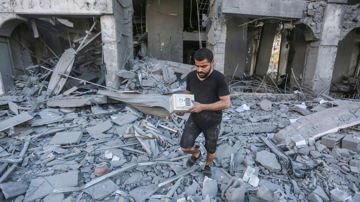 Un palestino camina entre los escombros en Gaza, tras un ataque aéreo israelí