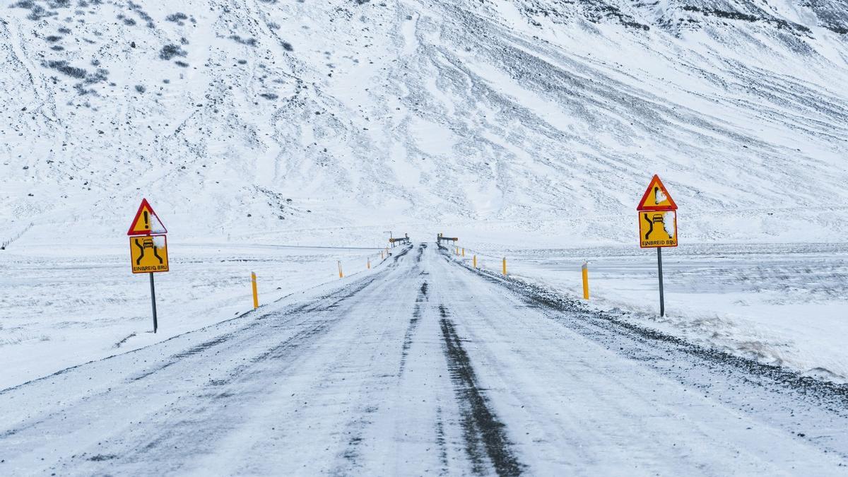 Carretera islandesa bajo la nieve