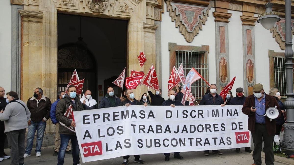 Protesta de trabajadores de Epremasa a las puertas de la Diputación de Córdoba.
