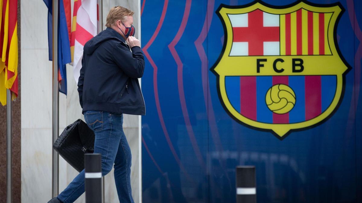 Koeman entrando en las oficinas del Barça