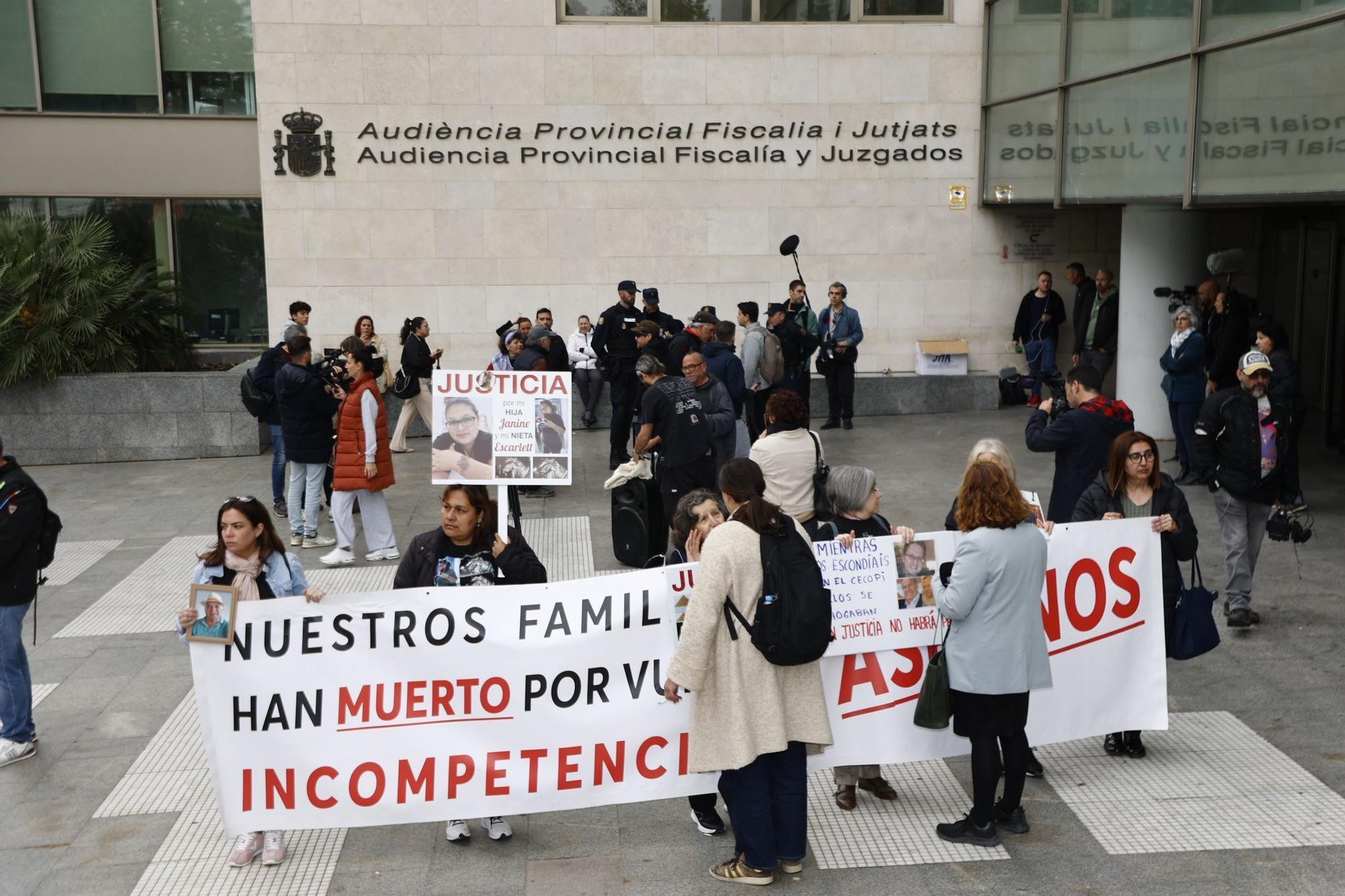 Todas las imágenes de la llegada de Pradas y Argüeso para declarar como imputados por la gestión de la dana