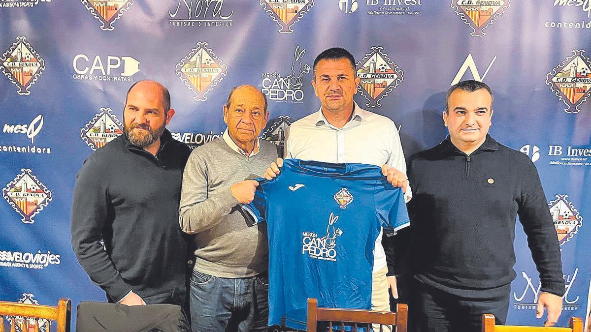 Joan Aloy, hijo y padre, Jovan Stankovic y Dani Pares, ayer en la presentación del técnico