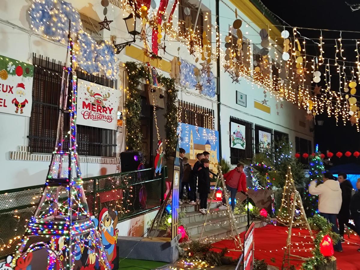 Ilumniación navideña del colegio San Miguel de Villanueva de Córdoba.