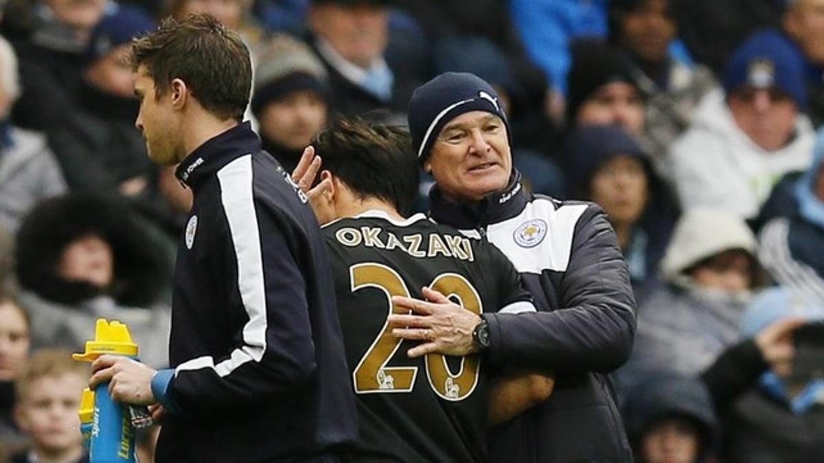 Claudio Ranieri (Roma, 1951) abraza a Okazaki tras el colosal triunfo del pasado sábado en campo del Manchester City