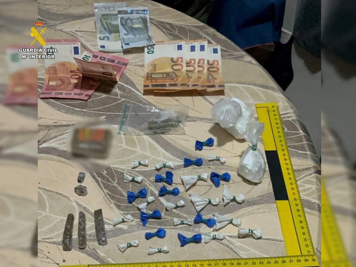 Droga y dinero intervenidos por la Guardia Civil en Pilar de la Horadada.