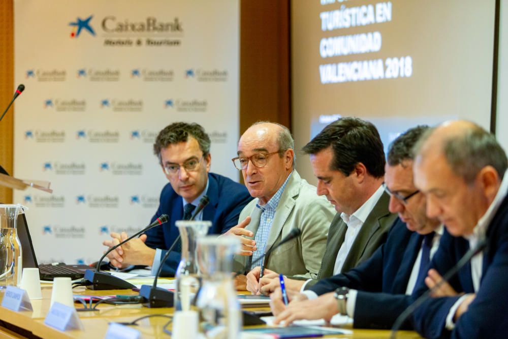 El economista Javier Ibáñez Aldecoa, de Caixabank Research, participa en una jornada sobre los retos del empresariado turístico de la Comunidad Valenciana organizada por Esade, Hosbec y CaixaBank en B