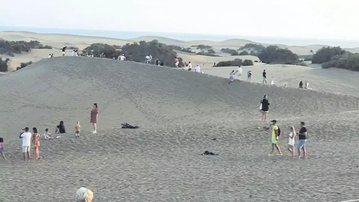 Imagen de archivo de una invasión de turistas en las Dunas de Maspalomas