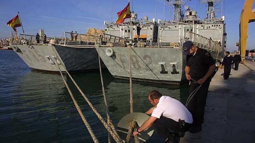 La fragata &quot;Victoria&quot;, durante una jornada de puertas abiertas en Alicante, en enero de 2002.