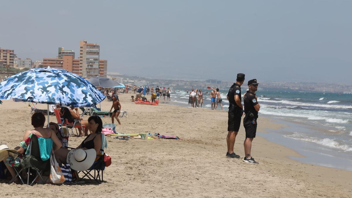 Policía Local este viernes controla que nadie entre al mar en Arenales del Sol