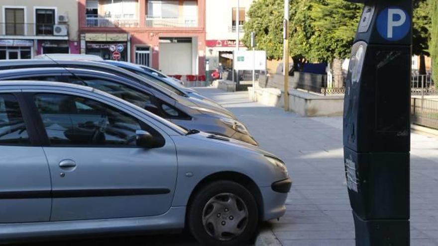 Vehículos estacionados en una zona de estacionamiento restringido de Carcaixent, en una imagen de archivo.