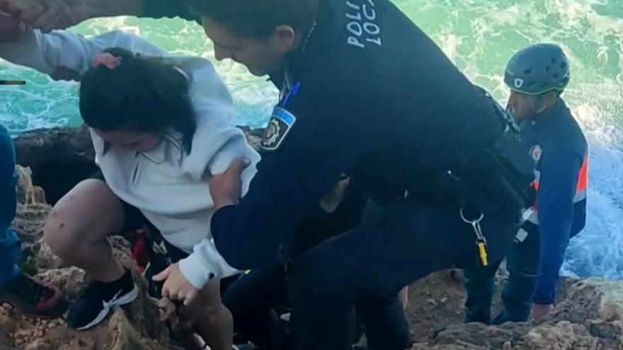Moment en el qual ajuden la jove a pujar per la paret exterior de la Cova Tallada