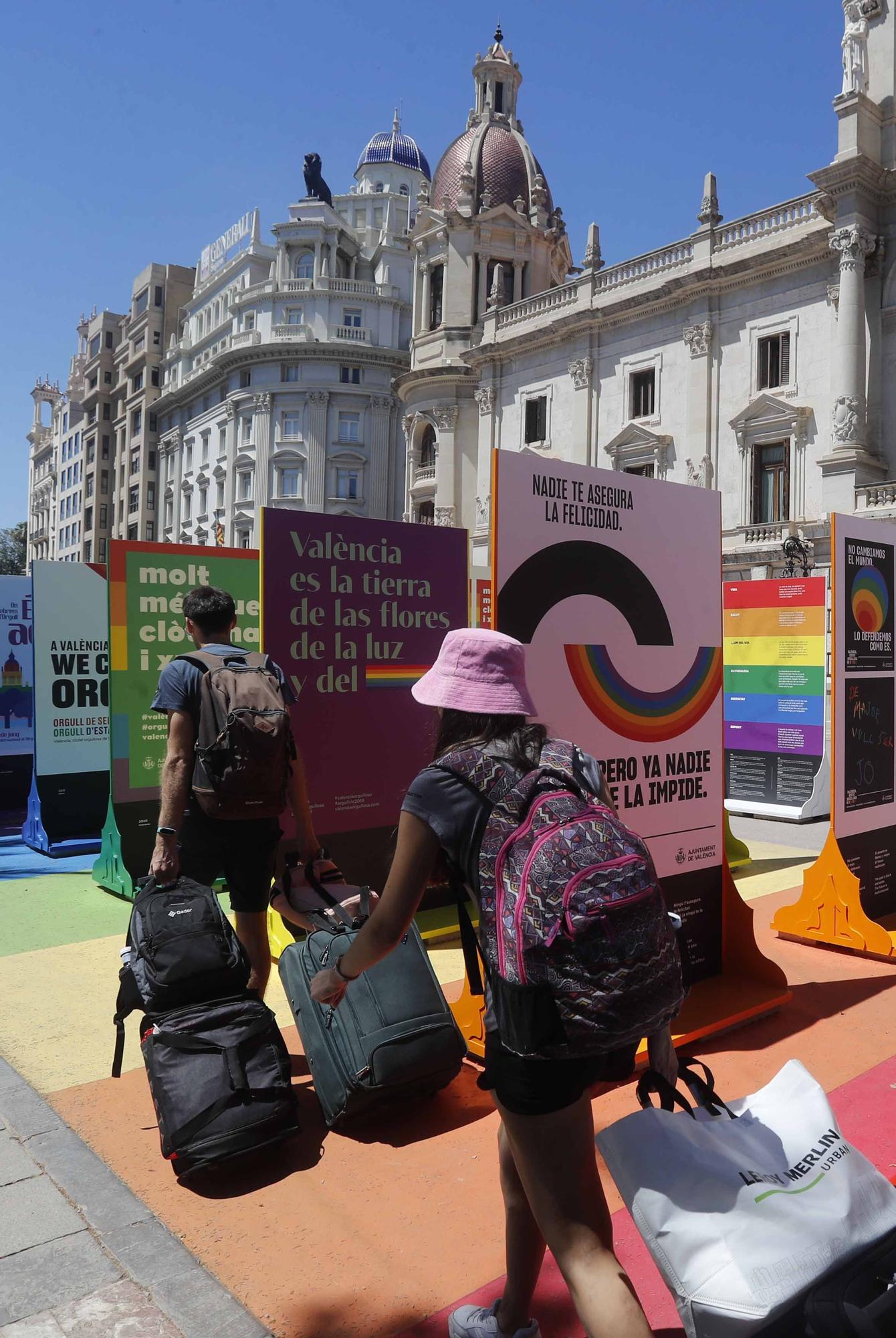 Ambiente festivo en el centro de València por Sant Joan