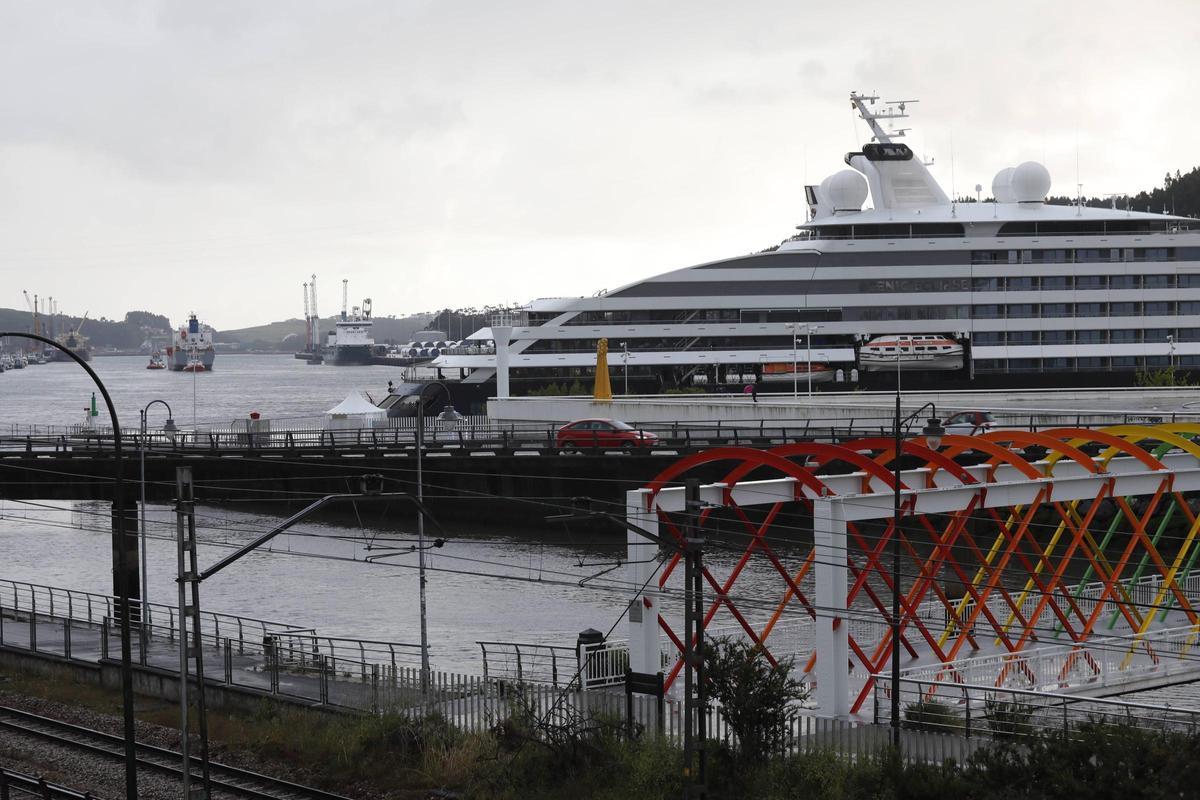 EN IMÁGENES: El Scenic Eclipse ya está en Avilés y la ciudad se llena cruceristas en la primera escala de la temporada EN IMÁGENES: El Scenic Eclipse ya está en Avilés y la ciudad se llena cruceristas en la primera escala de la temporada