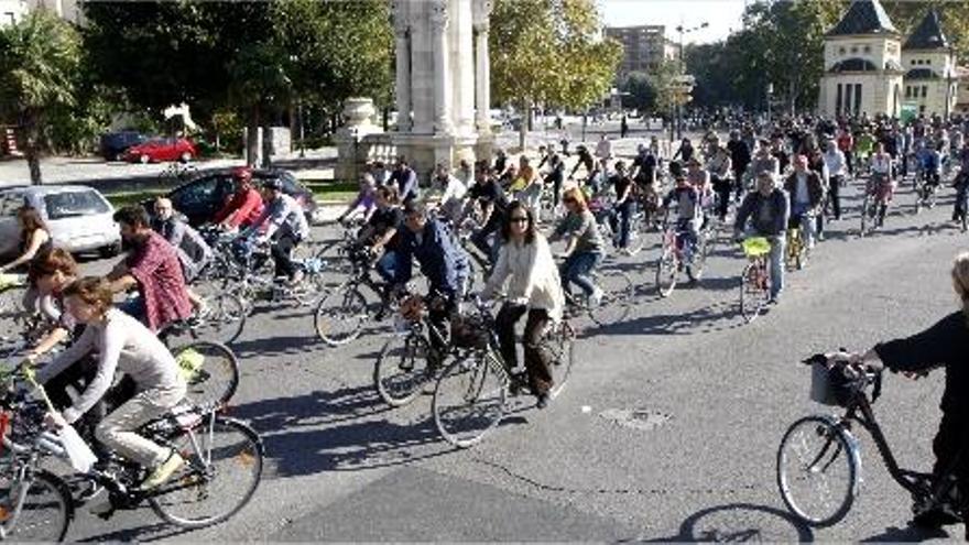 La comitiva de bicicletas entra en el paseo de la Alameda.