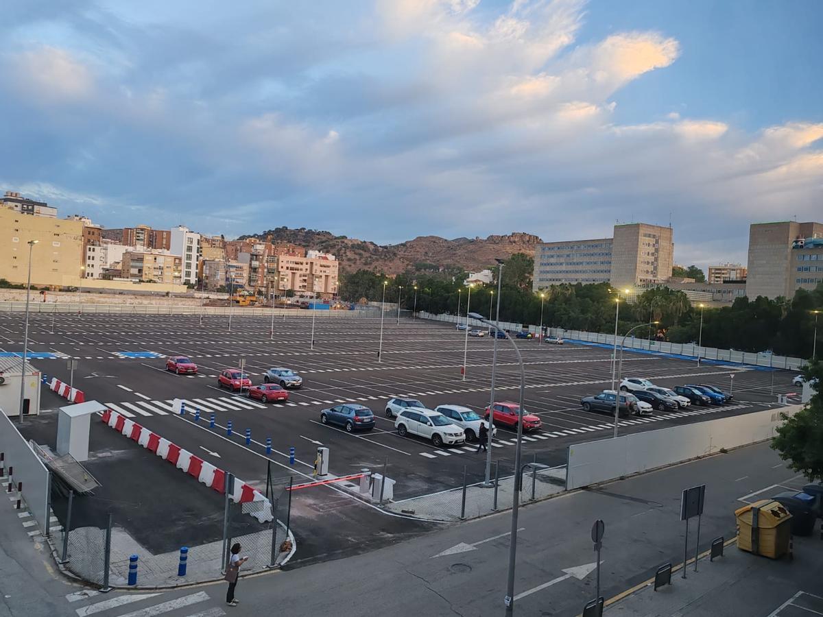 Parking del Hospital Civil, vacío a las ocho de la mañana.