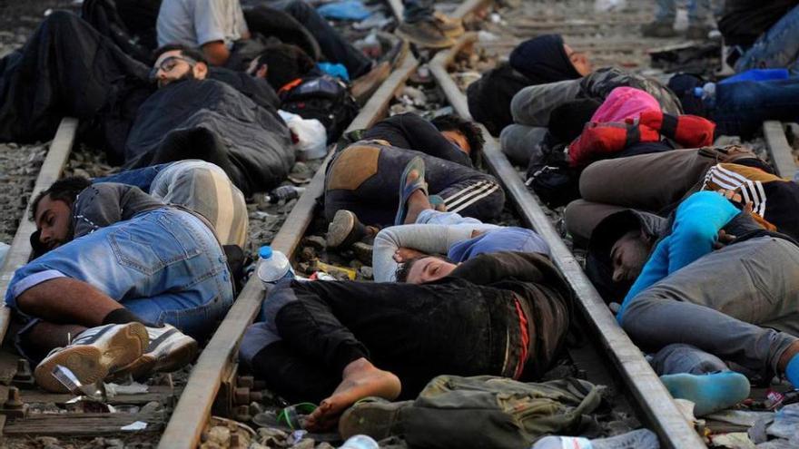 Refugiados durmiendo sobre las vías del ferrocarril cerca de la frontera de Grecia con Macedonia.