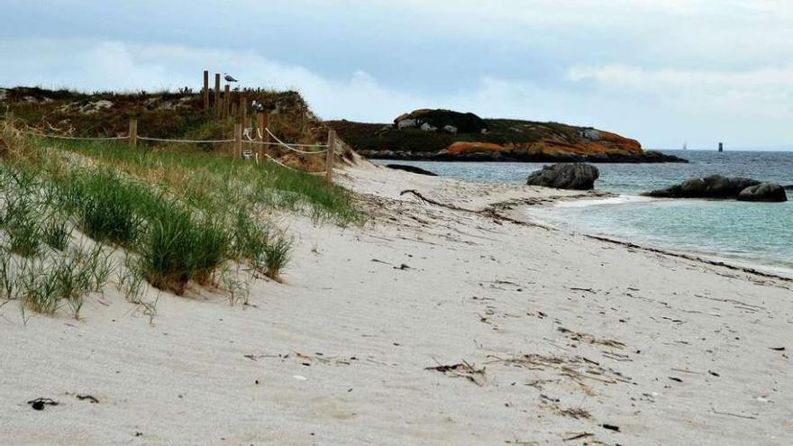 Vista de una de las playas del islote Areoso, en A Illa de Arousa.