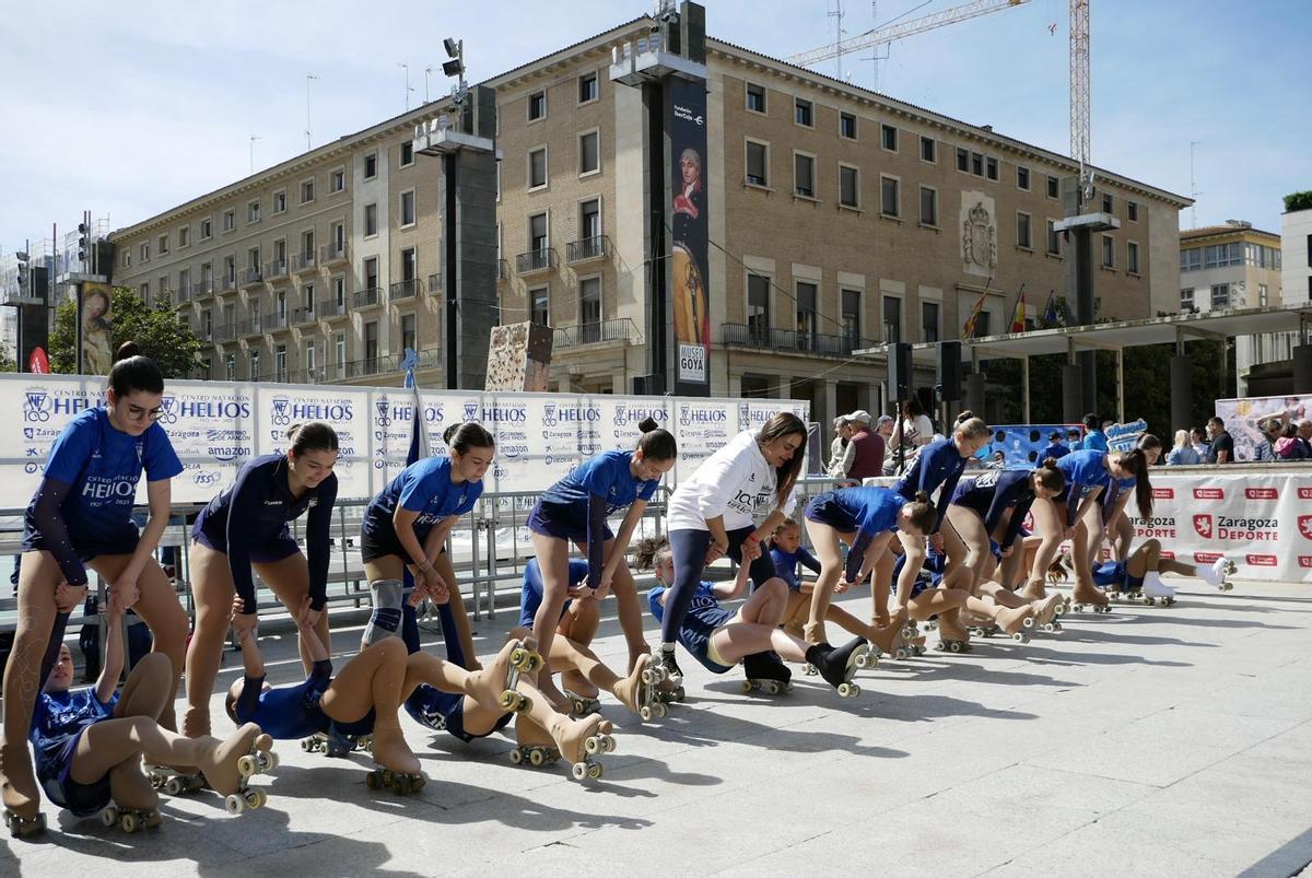 Deportistas del CN Helios enseñan patinaje, en la plaza del Pilar