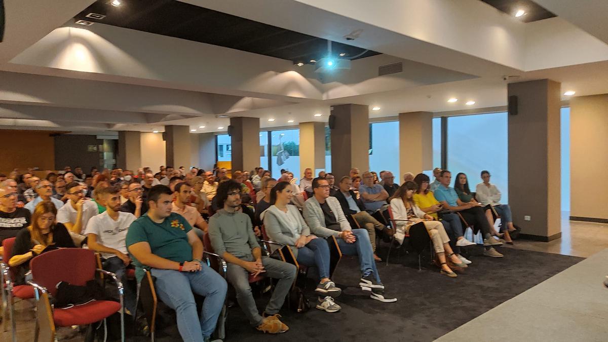 En la primera fila el alcalde de Elda, Rubén Alfaro, que es aficionado a la meteorología.