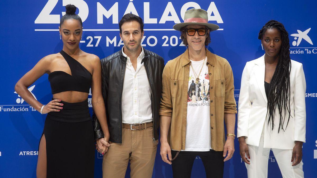 David Martín Porras posa junto a los actores Ella Kweku y Óscar Jaenada, en Málaga.