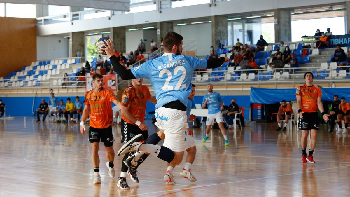 Marc Sánchez, jugador de la UD Ibiza-HC Eivissa, salta para lanzar contra la portería del Torrelavega. 