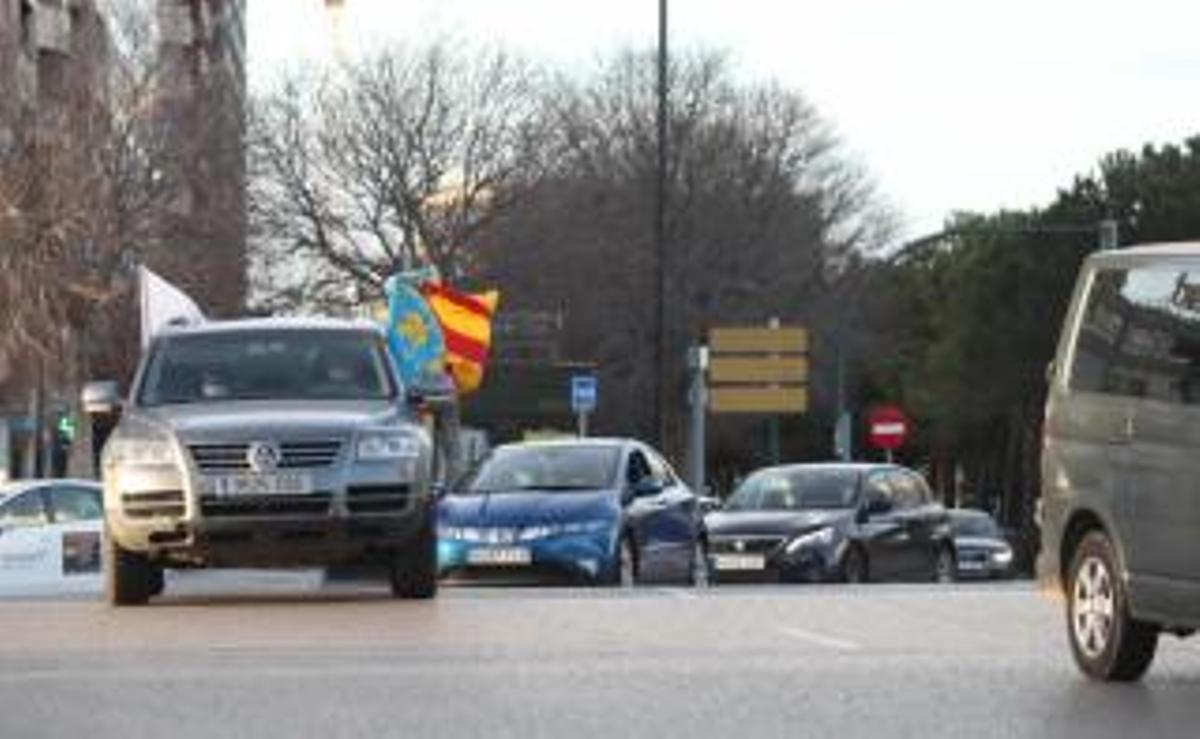 Una caravana con decenas de coches pide la marcha de Peter Lim del Valencia CF