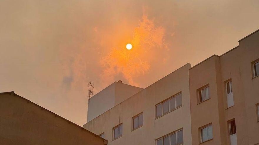 Die Rauchschwaden vom Festland färbten den Himmel über Ibiza orange.