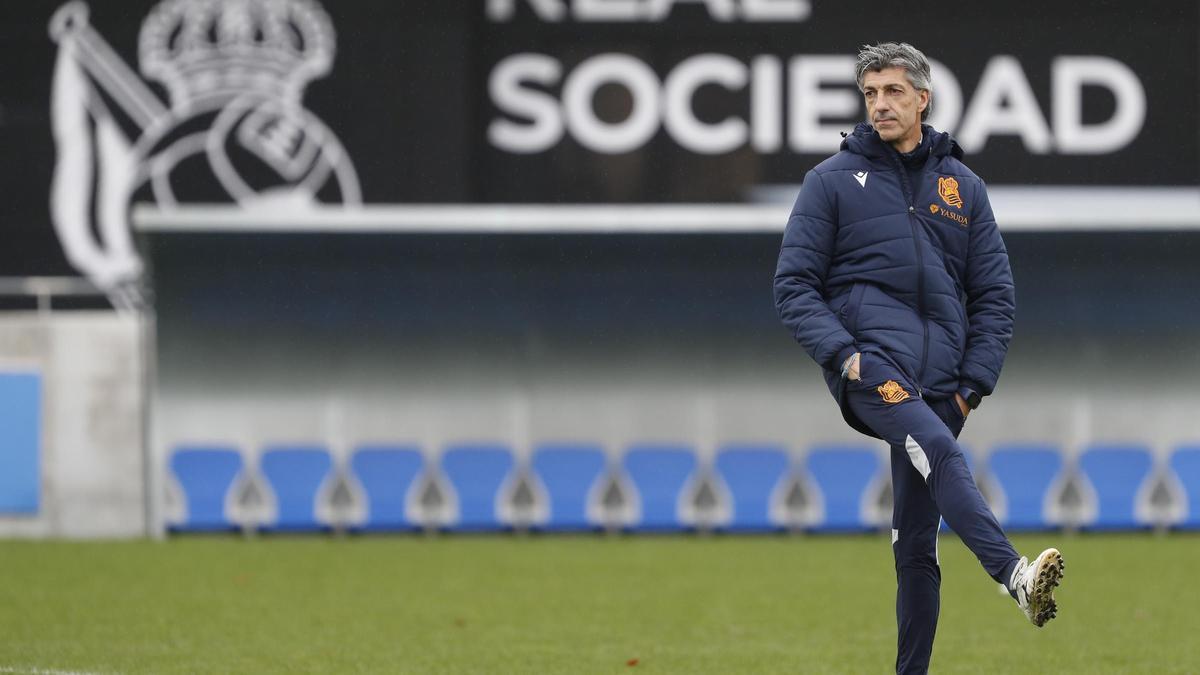 Imanol Alguacil, entrenador de la Real Sociedad, lidera un modelo de éxito en el fútbol español.
