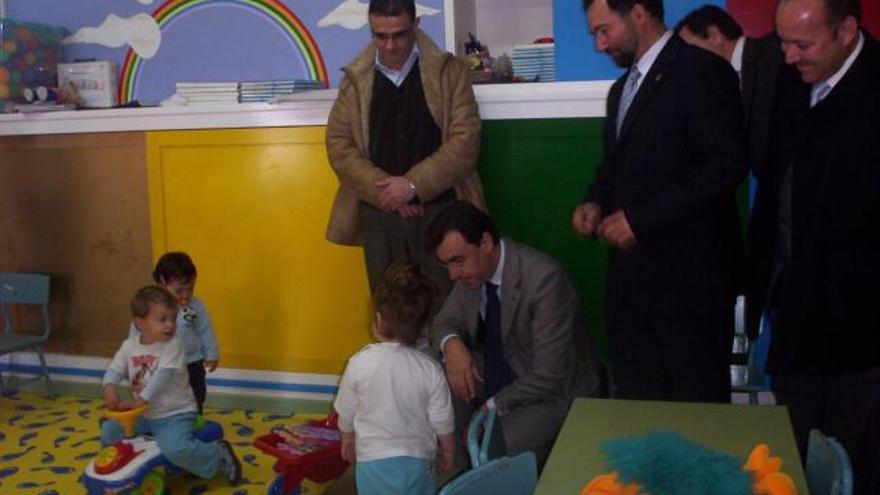 Visita del presidente de la Diputación y el alcalde de Moraleja a la guardería en 2007.