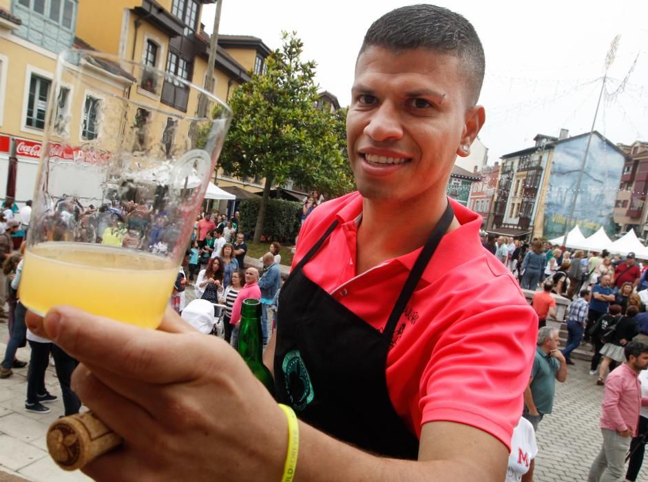 Concurso de escanciadores del Festival de la sidra de Nava