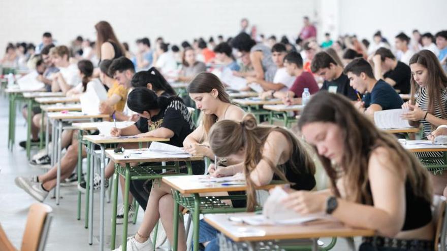 Algunos de los estudiantes de Ibiza durante los exámenes de Selectividad a principios de junio.