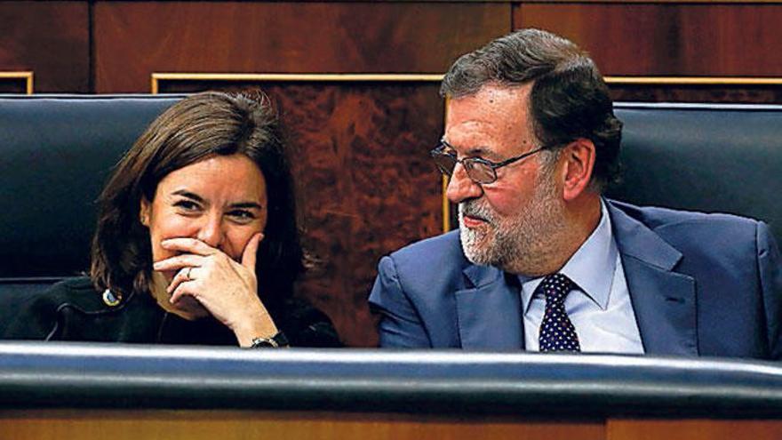 Rajoy conversa con Sáenz de Santamaría.