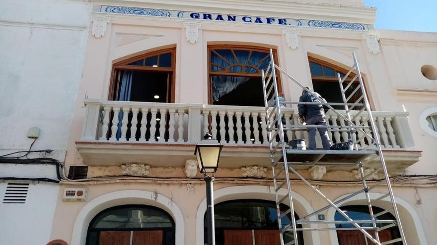 Obras en el balcón del teatro Capri de Paterna.