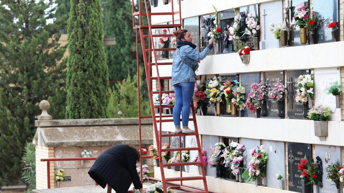 Una de las manzanas de nichos del cementerio de Torrero de Zaragoza.