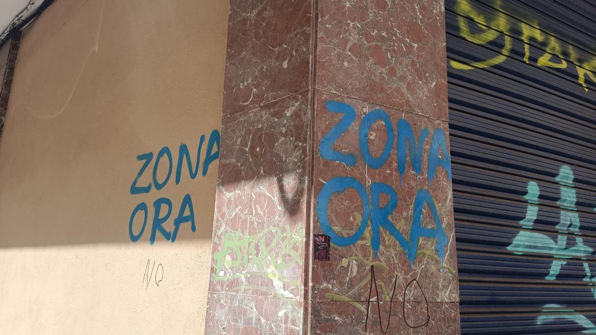 Pintadas reclamando la ampliación de la ORA en Foners.