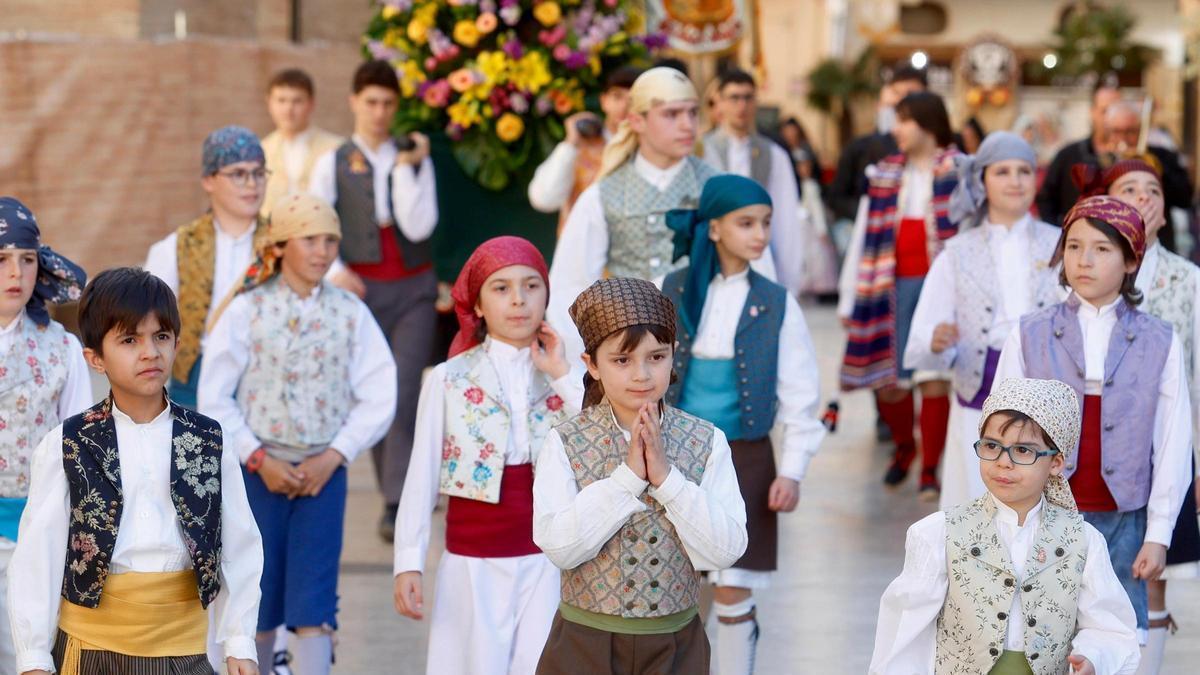 La emoción de la fallera mayor infantil de València cierra la primera jornada de la Ofrenda
