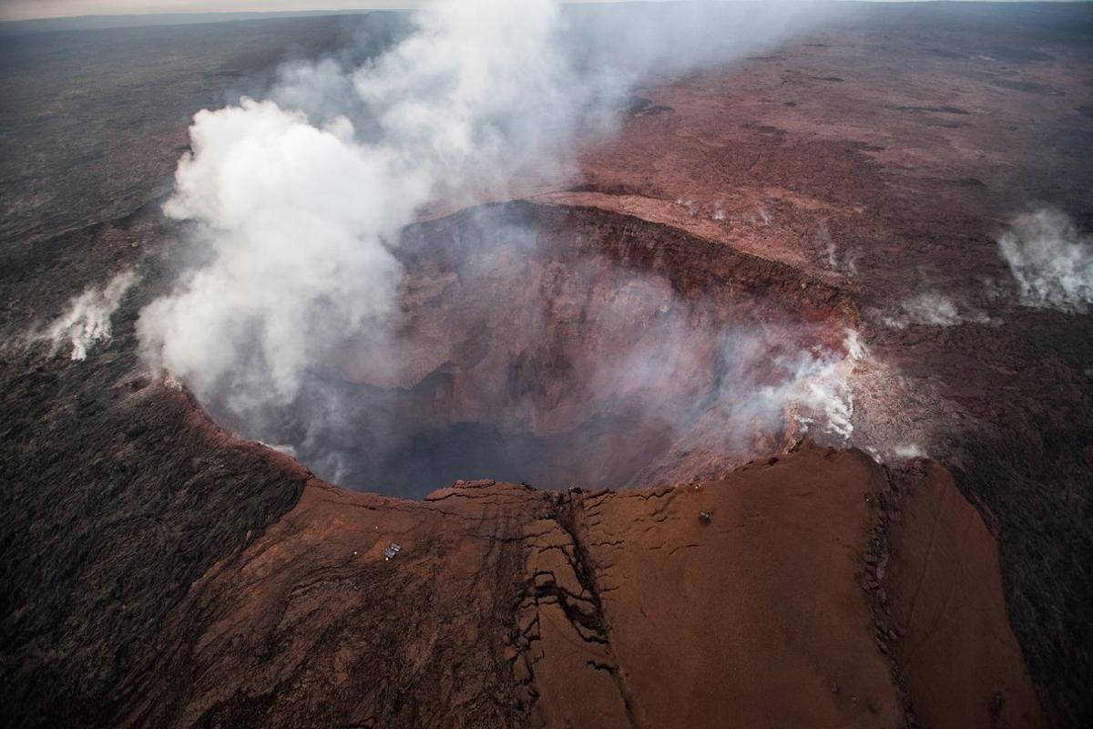 OMO101  PAHOA  ESTADOS UNIDOS   17 05 2018 - Vista aerea del volcan Kilauea en Hawai  Estados Unidos  ayer  16 de mayo de 2018  El Servicio Geologico estadounidense elevo ayera alerta roja el nivel de erupcion del volcan  que en la ultima semana ya ha provocado la evacuacion de centenares de personas de sus hogares  EFE  Bruce Omori paradise Helicopters