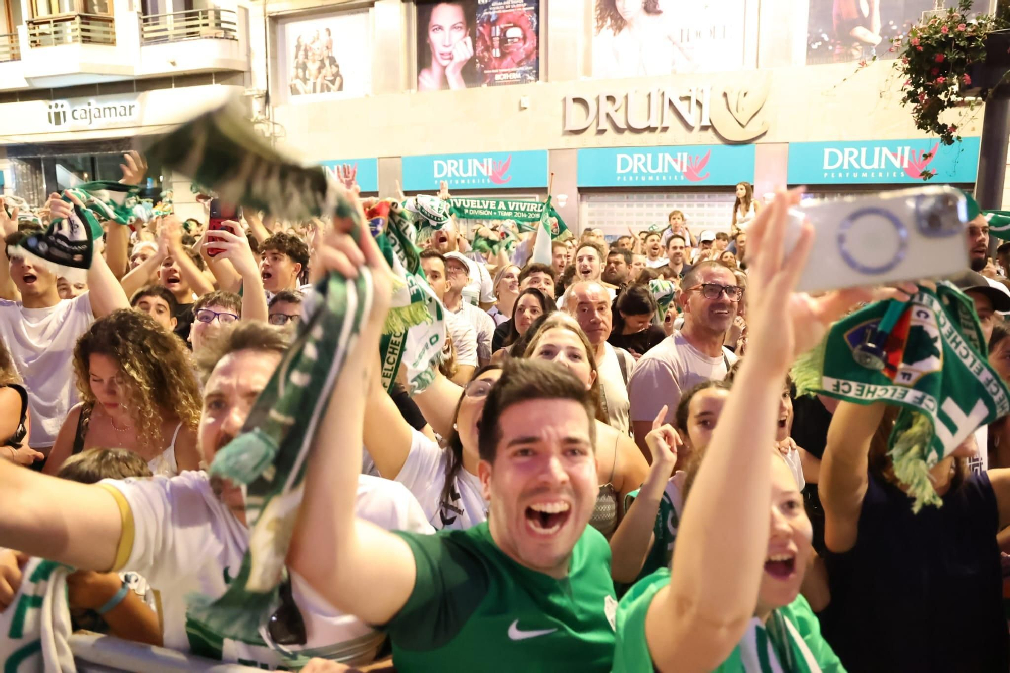 El Elche CF celebra el ascenso a Primera con una rúa en autobús hasta la Plaça de Baix