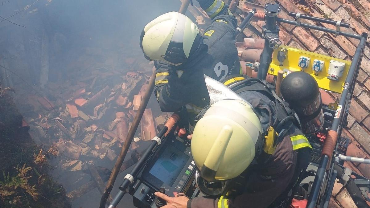 Los bomberos, en plena extinción.