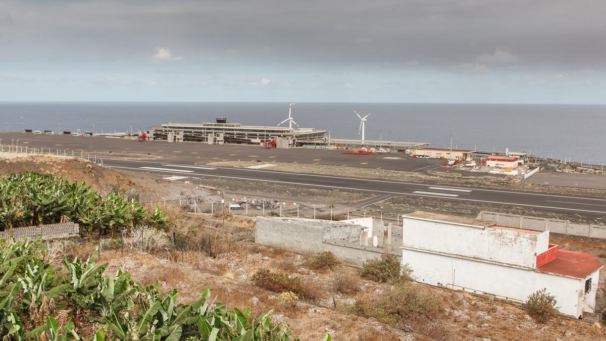 Vista panorámica del aeropuerto de La Palma que vuelve a estar operativo.