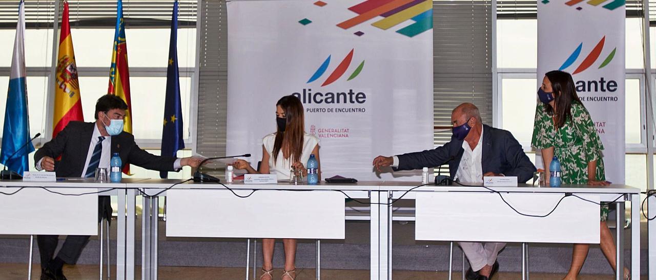 Un instante de la firma del convenio para la creación del nuevo órgano que gestionará Alicante, Puerto de Salida de la Ocean Race en 2022.